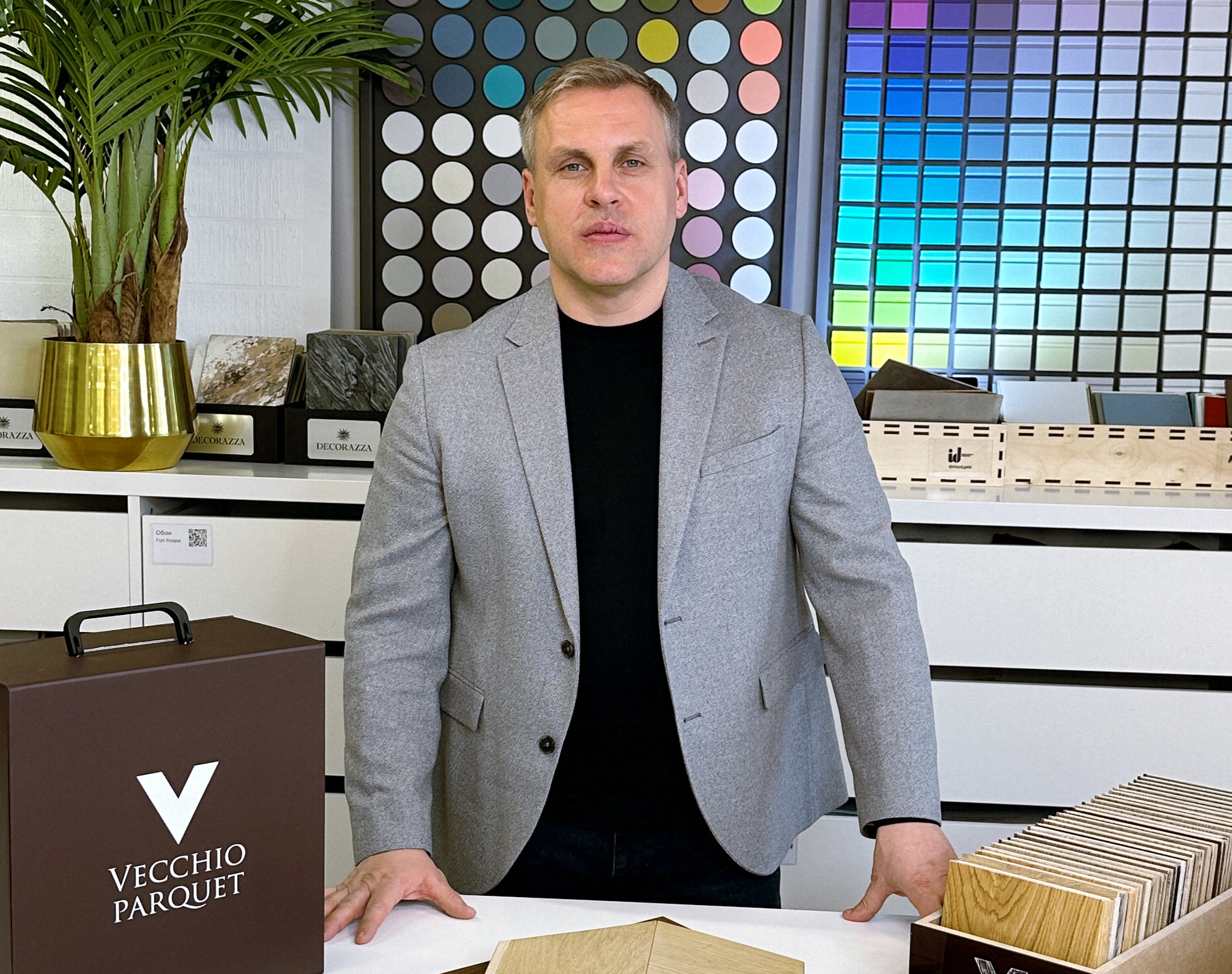 Волков Александр Анатольевич (владелец Vecchio Parquet) рассказал о бренде и показал наши образцы для партнеров Библиотеки материалов